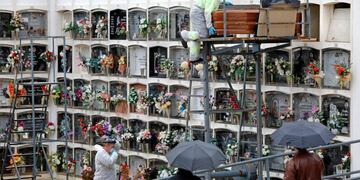 GRAFCAT4015\u002E MONTBUI (BARCELONA), 01/04/2020\u002E- Un operario del cementerio de Santa Margarida de Montbui (Barcelona) se dispone a introducir un féretro en un nicho, este miércoles, decimoctavo día del estado de alerta que decreto el Gobierno para frenar la pandemia de coronavirus, en la que ya se ha producido más de 8\u002E000 muertes en España\u002E EFE/Susanna Sáez