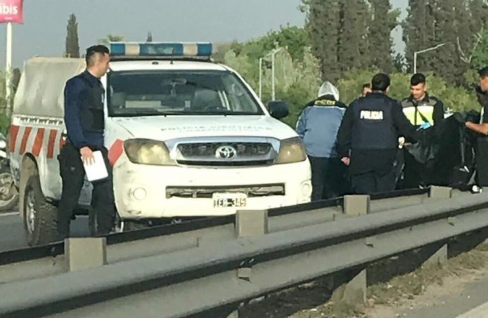 Accidente en Acceso Este: motociclista chocó contra un poste y murió en el lugar