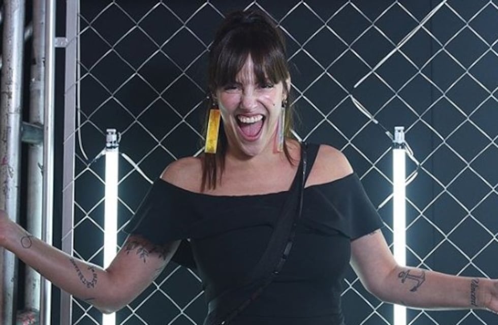 En topless Connie Ansaldi se tatuó, y lo mostró a través de las redes