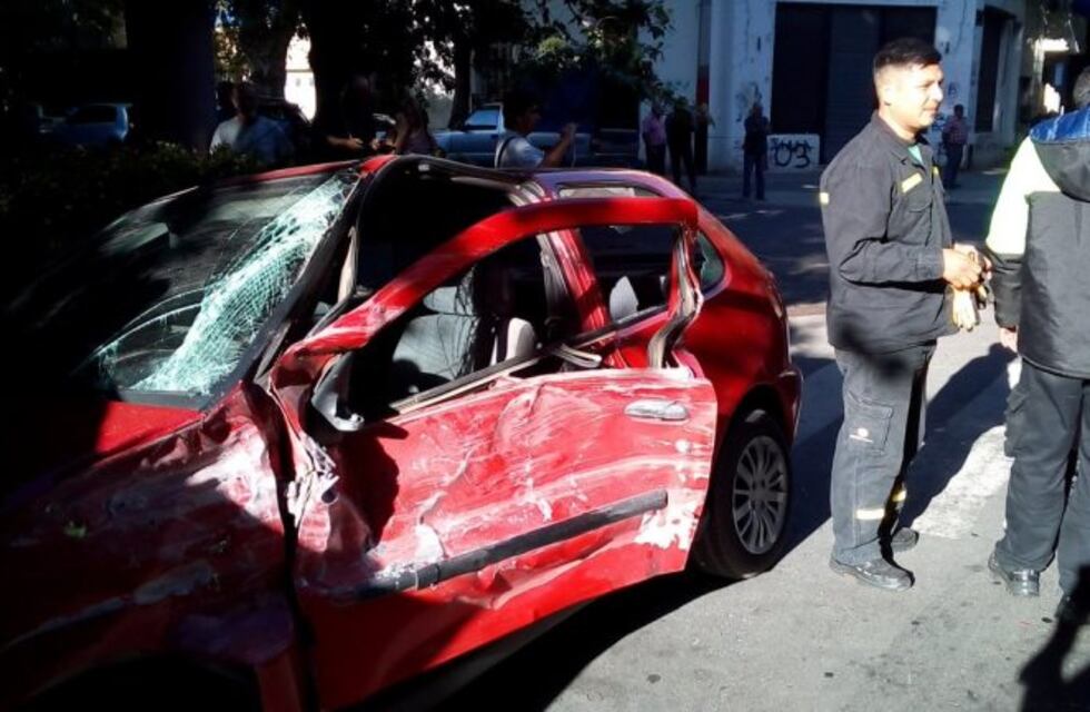 Dos personas resultaron heridas y hubo caos vehicular por un choque cerca de Oroño