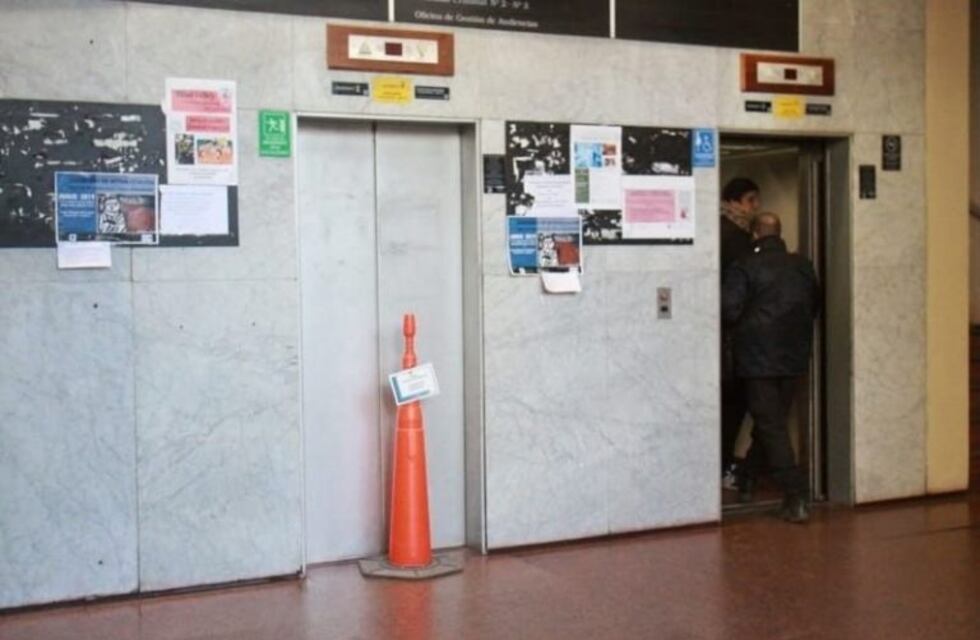 Tras diez días de desplomarse el ascensor de Tribunales, continúa sin funcionar