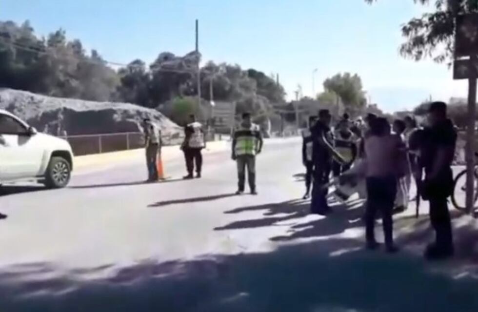 Docentes autoconvocados cortaron el puente de ingreso a Cafayate