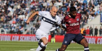 El Tanque y el peruano Araujo en pleno forcejeo\u002E Talleres se salvó de que le pitaran penal\u002E