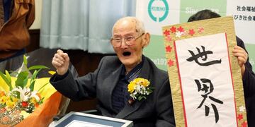 Joetsu (Japan), 12/02/2020\u002E- Japanese 112-year-old Chitetsu Watanabe poses for photographers in Joetsu, Niigata Prefecture, Japan, 12 February 2020\u002E Chitetsu Watanabe has been recognized as world's oldest living man by Guinness World Records\u002E The characters on the right read 'World Number One'\u002E (Japón) EFE/EPA/JAPAN POOL JAPAN OUT EDITORIAL USE ONLY/ NO ARCHIVES