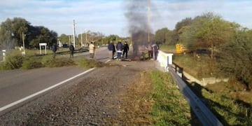 Los trabajadores del frigorífico mantienen cortada la ruta 38\u002E