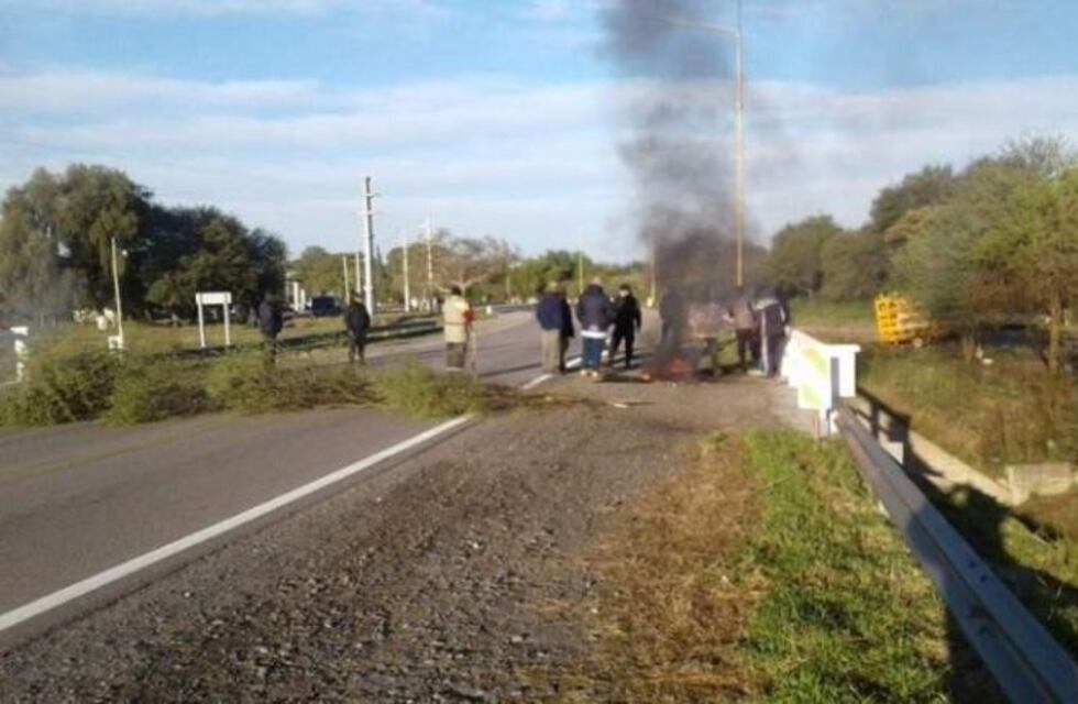 Una medida de fuerza mantiene cortada la ruta 38 en el ingreso de Chumbicha