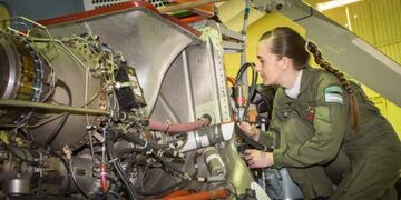 La primera mujer Mecánica en Aviación de la Gendarmería es obereña\u002E