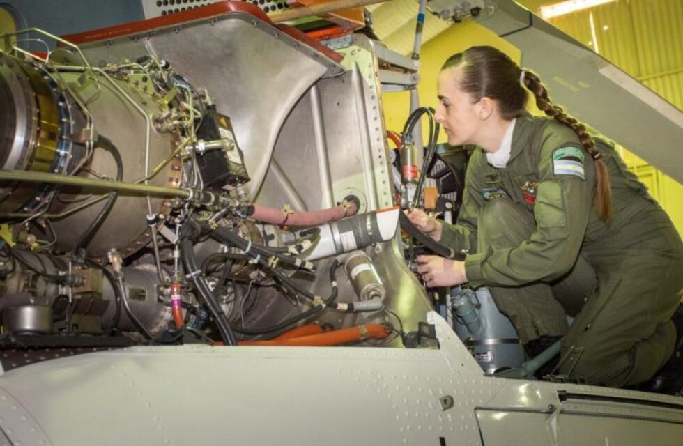 Una obereña es la primera mujer Mecánica en Aviación de la Gendarmería Nacional