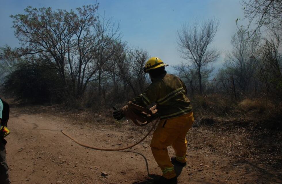 Controlan dos nuevos focos de incendios forestales en las Sierras Chicas y Traslasierra