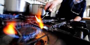 AUSTRIA-RUSSIA-UKRAINE-EU-ENERGY-GAS - An Austrian hotel owner lights a gas stove to cook for customers in Puch bei Hallein on January 6, 2008\u002E Deliveries of Russian gas to Austria have fallen to 10 percent of the expected amount, Austrian energy company OMV said on January 6, adding that it would have to tap into its reserves\u002E OMV said Gazprom, the Russian state gas monopoly, had initially announced a reduction of 30 to 40 percent but that by 0700 GMT on Tuesday supplies had fallen to 10 percent of the expected amount\u002E Russia cut gas supplies to Ukraine, a key transit point for Europe-bound natural gas, on January 1 as part of a bitter payment dispute\u002E     AFP PHOTO / JOE KLAMAR austria  falta de gas por conflicto crisis rusia ucrania por la distribucion y el precio hornallas cocina