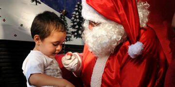 Gonzales Chaves: Papá Noel llega a la Feria de Artesanos este domingo en la Plaza 25 de Mayo