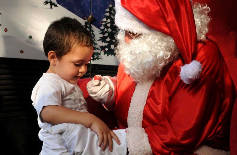 Gonzales Chaves: Papá Noel llega a la Feria de Artesanos este domingo en la Plaza 25 de Mayo