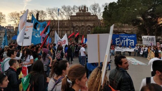 La manifestación concluyó por la tarde frente a la sede local de Gobernación\u002E (@juanebasso)