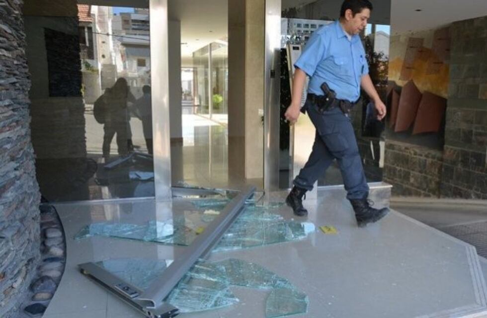 La Policía encontró muerto a un hombre en su departamento e investigan su muerte