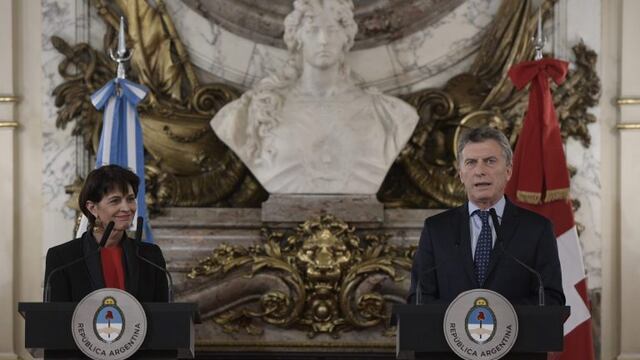 Argentina's President Mauricio Macri (R) and Switzerland's President Doris Leuthard offer a joint conference after holding a working meeting at the Casa Rosada presidential palace in Buenos Aires on April 18, 2017. / AFP PHOTO / Juan MABROMATA