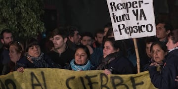 Un grupo de ex trabajadores de la multinacional Pepsico protestan el 13/07/2017 en la localidad de Vicente López, Argentina, reclamanado su reincorporación\u002E Las fuerzas de seguridad desalojaron de forma violenta la fábrica ucpada de la multinacional\u002E foto: Télam/telam/dpa