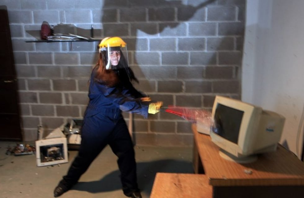 Terapia contra el estrés: abrirán un espacio para  romper objetos y dasahogarse