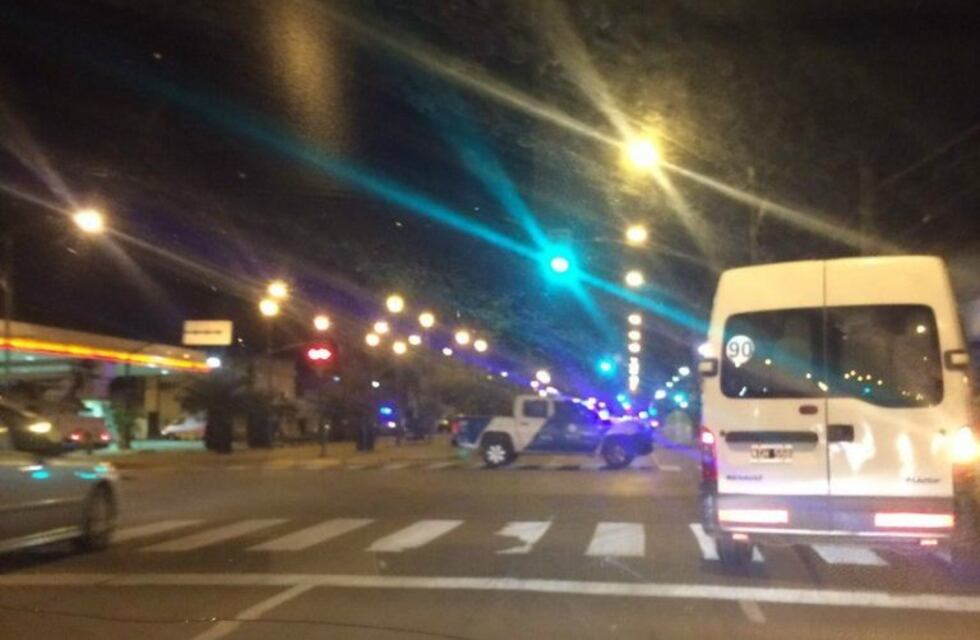 Un remís volcó luego de chocar con un móvil de Gendarmería y una mujer atropellada quedó grave