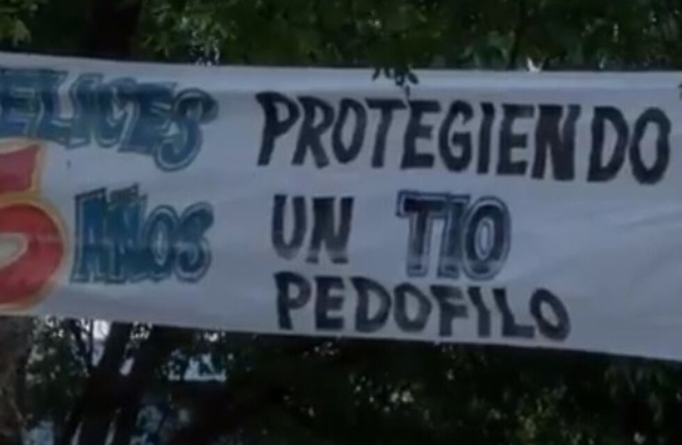 ¿Broma pesada o denuncia anónima? Un extraño pasacalle sorprendió a vecinos