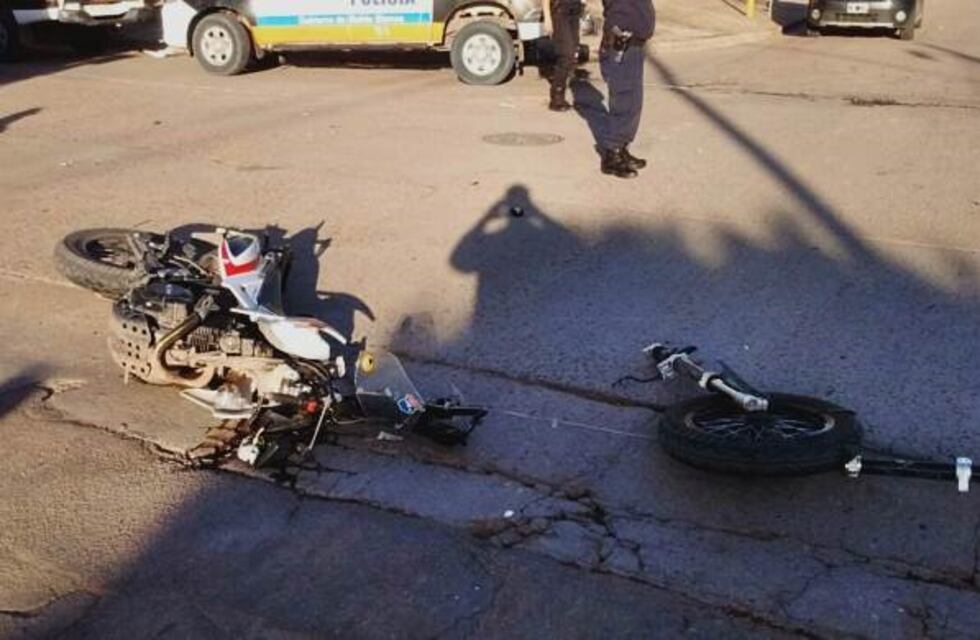 Susto en pleno centro de Loreto por el choque entre una moto y una camioneta