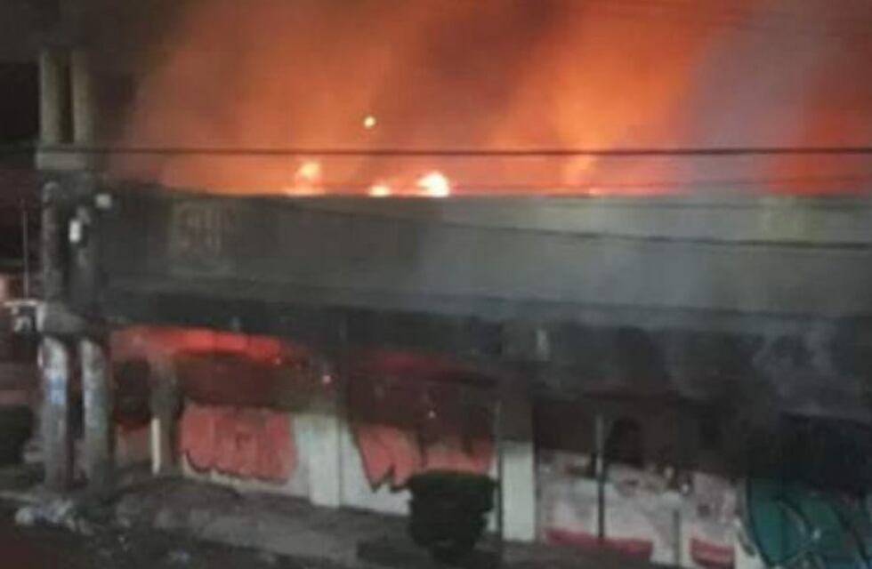Un incendio destruyó un supermercado en Haedo