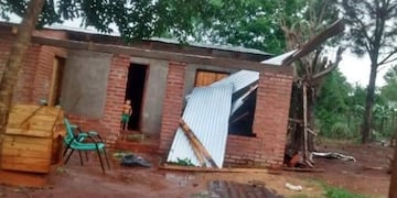 Una vivienda destechada por el viento en Jardín América\u002E (Misiones Online)