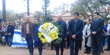 El intendente de Posadas Joaquín Losada en la presentación de ofrendas en la Plaza 9 de Julio\u002E (MisionesOnline)