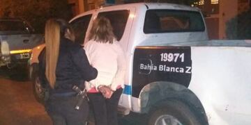 Una mujer fue detenida por cambiar dólares falsos