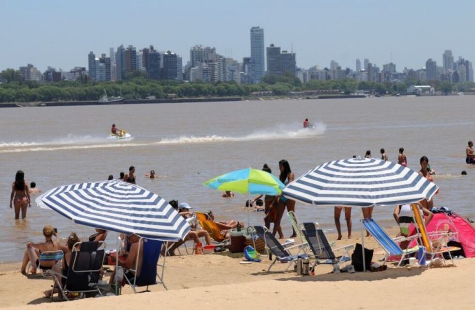 Pareja cordobesa dejó al perro encerrado en el auto para ir al río y terminaron en la comisaría