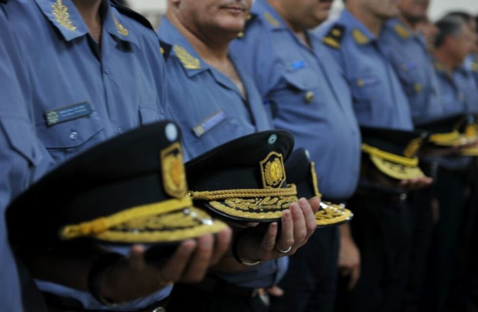 Acusan a un jefe policial santafesino de amenazar con su arma a una mujer para tener sexo