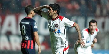 BAS01. BUENOS AIRES (ARGENTINA) 15/03/2017 (EFE).- El jugador Lucho Gonzu00e1lez de Atlu00e9tico Paranaense festeja su gol ante San Lorenzo hoy, miu00e9rcoles 15 de marzo de 2017, durante un partido entre San Lorenzo de Argentina y Atlu00e9tico Paranaense de Brasil por l