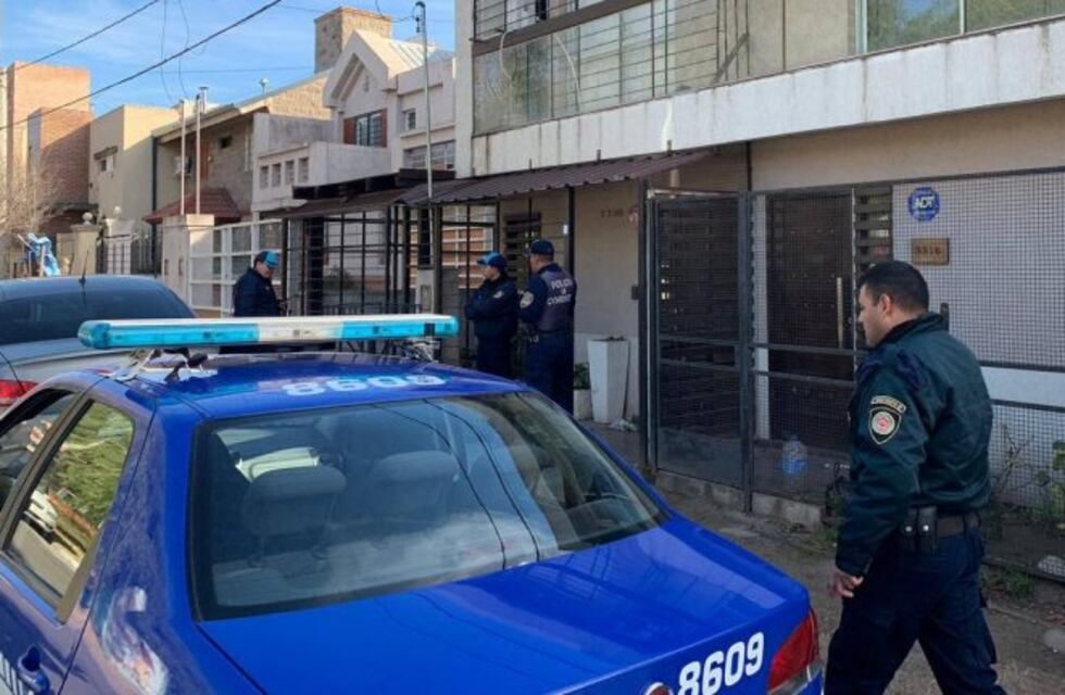 Vestidos de policías, raptan a una mujer y desvalijan una casa