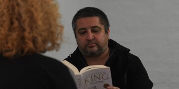 Fabián, el 'profe' que lee libros a domicilio a aquellas personas que no pueden hacerlo