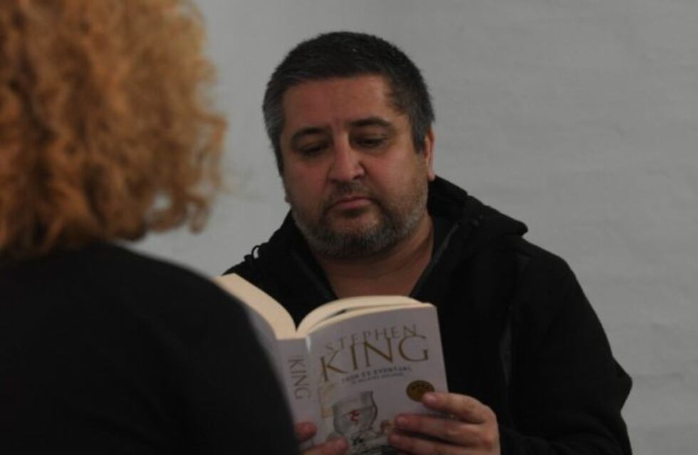 Fabián, el 'profe' que lee libros a domicilio a aquellas personas que no pueden hacerlo