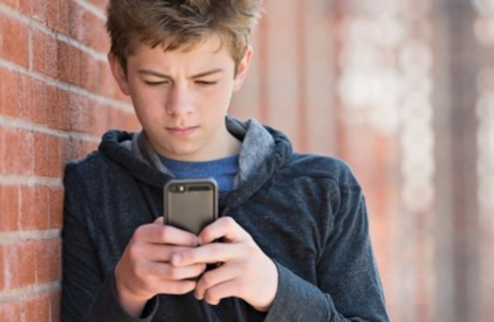 Tres de cada 10 adolescentes tendrán miopía en 2020 por usar mal los celulares