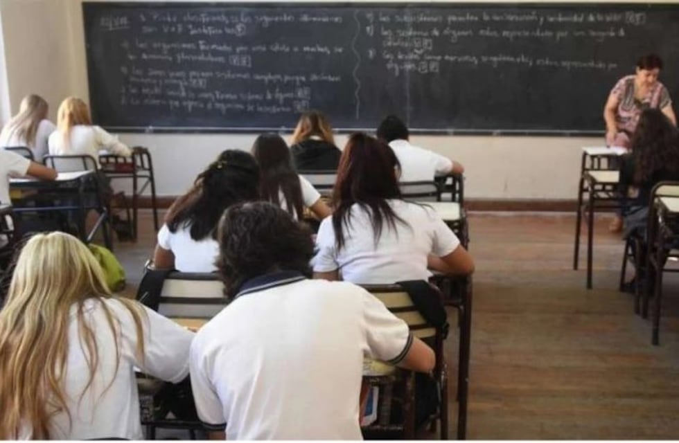 La DGE anunció que los alumnos del Nivel Secundario deben acreditar lo aprendido en el 2021 para no “permanecer”