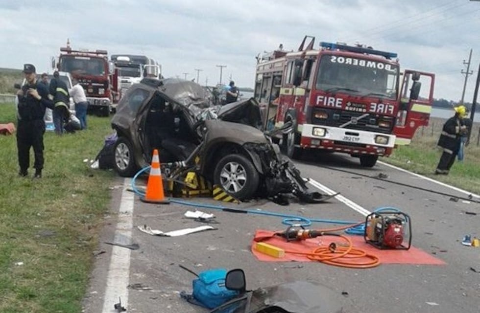 Choque múltiple dejó tres muertos y vehículos irreconocibles en la Ruta 33