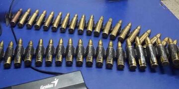 Usaba un cinturón con 46 fusiles y lo detuvieron en pleno centro salteño (Prensa Policía)