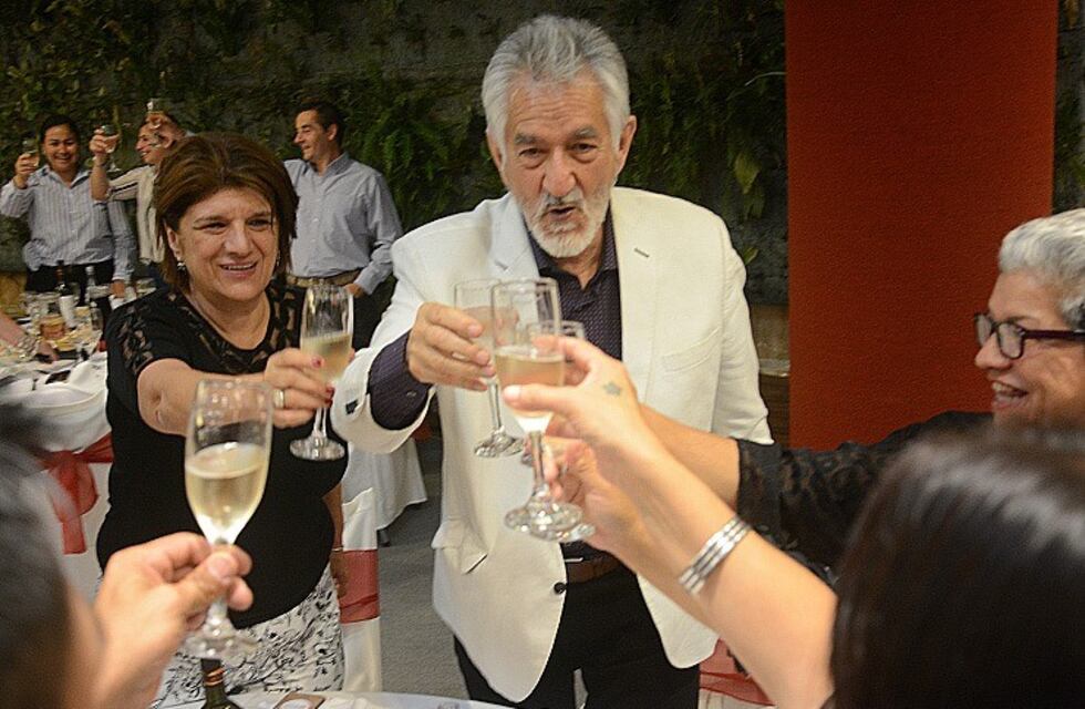 El Gobernador de San Luis brindó con unos trabajadores del Plan Solidario