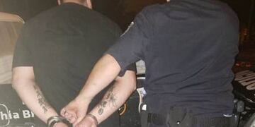 Fueron detenidos por arremeter contra la policía