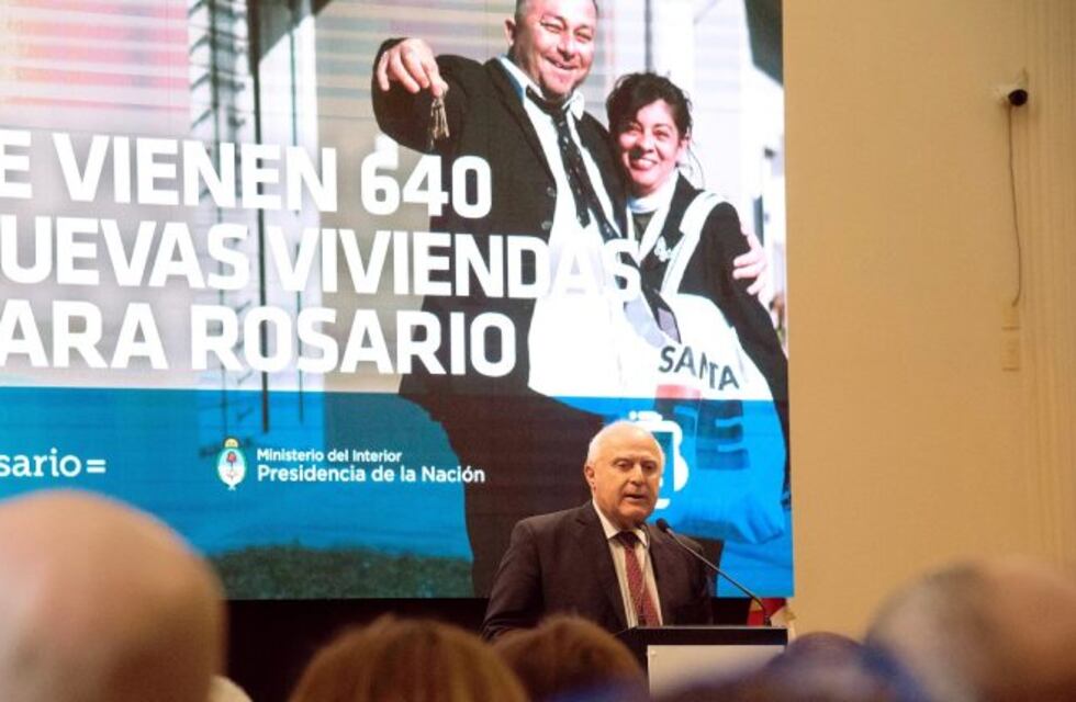 Casa propia: Lifschitz firmó el contrato de adjudicación para la construcción de 640 viviendas en Rosario