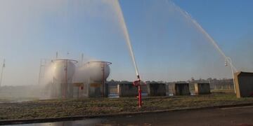 Grifos de agua que se activaron ante la cercanía del fuego, defendiendo las instalaciones de la planta de gas\u002E (MisionesOnline)