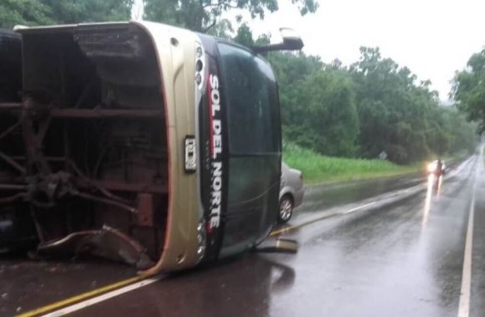 Volcó un micro sobre la Ruta Provincial 103