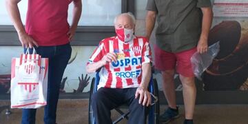 El anciano se llevó la camiseta oficial rojiblanca luego de ir al estadio\u002E (@clubaunion)