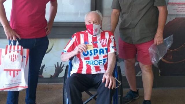 El anciano se llevó la camiseta oficial rojiblanca luego de ir al estadio\u002E (@clubaunion)