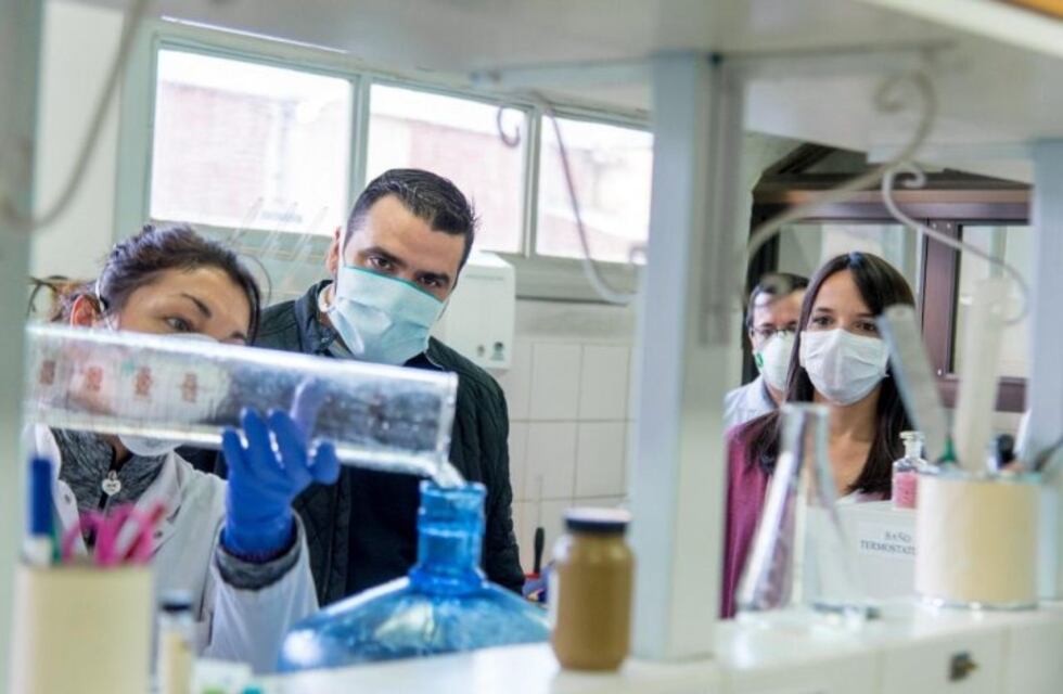 El Laboratorio Municipal produce alcohol desinfectante para garantizar stock