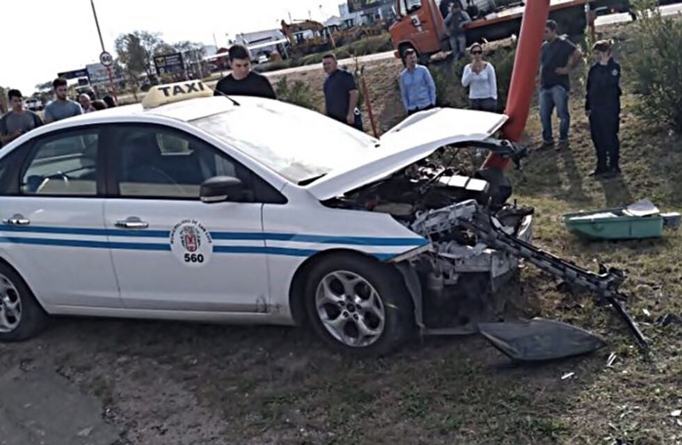 Perdió el control del auto y chocó contra un poste de luz
