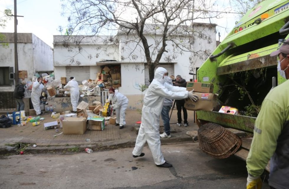 Realizan un operativo de limpieza y desratización en la casa de un acumulador en La Plata