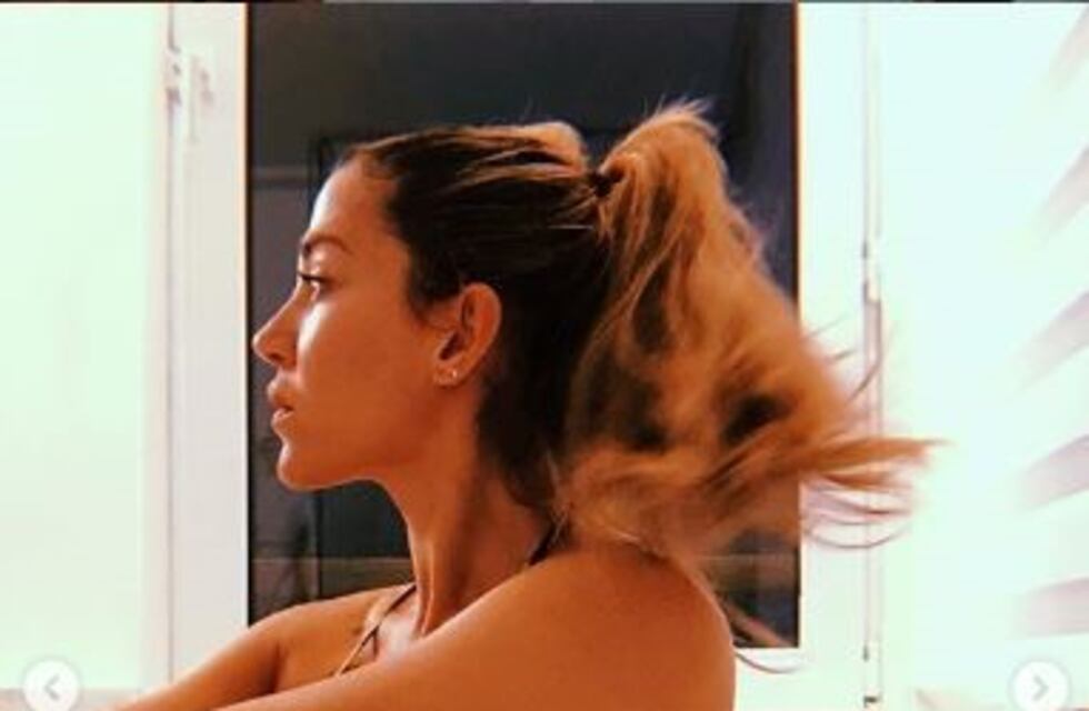 Las fotos hot de Jimena Barón: acostada y con una bikini animal print