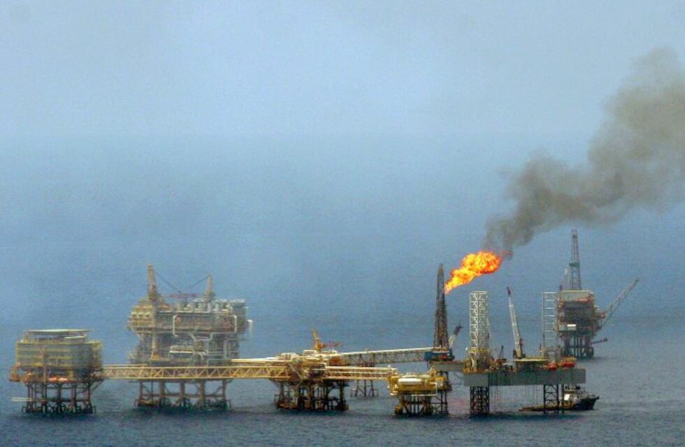 Invitan a petroleras a definir su interés en explorar 50 áreas costa afuera